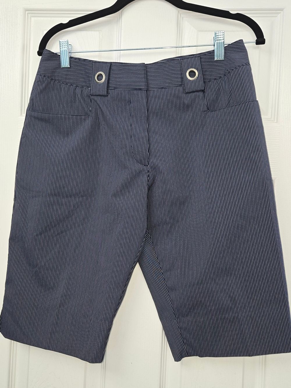 Maggie Lane Pinstripe Bermuda Shorts | Navy Blue Grommet Detail Size 6 Golf